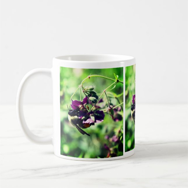Biene mit Pollen auf Blume Kaffeetasse (Links)