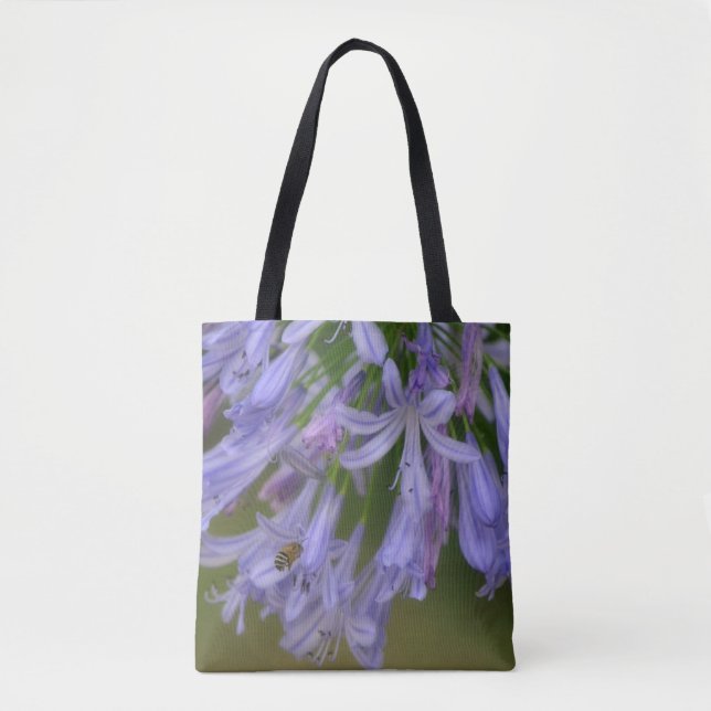 Biene und violette Blumen Naturtote Tasche (Vorderseite)