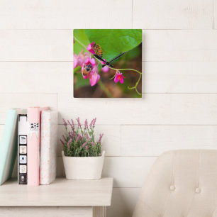 Bienen auf korallenrote Rebe-Blumen Quadratische Wanduhr