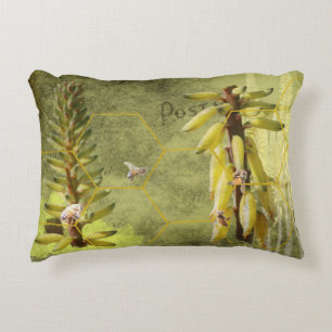 Bienen auf Yucca Pflanze Mixed Media Dekokissen