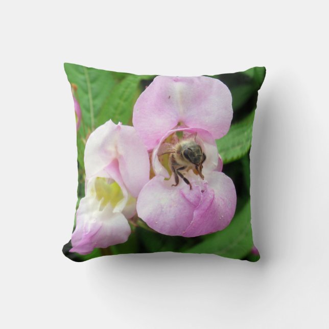 Bienen, die aus einer Blume mit Süßerbsen hervorge Kissen (Vorderseite)