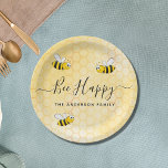 Bienen sind glücklich Sommerspass Spaß Name Pappteller<br><div class="desc">Die gelben und schwarzen Hummeln sind fröhlich und lächelnd. Ein gelbes Wabenmuster als Hintergrund. Schwarz handgeschriebenes Skript und der Text: Bee Happy. Personalisieren und einen Namen hinzufügen. Für ein Party im Sommer,  Picknick,  Essen im Freien/Alfresko. Passende Servietten sind in unserem Geschäft erhältlich.</div>