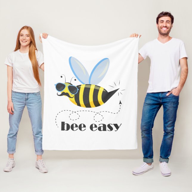 Bienenfigur mit Schnurrbart-Sonnenbrille Bee Easy Fleecedecke (Beispiel)