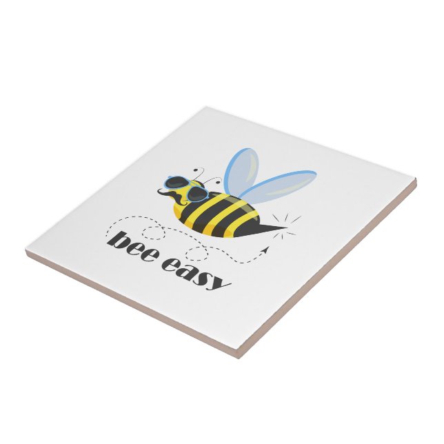 Bienenfigur mit Schnurrbart-Sonnenbrille Bee Easy Fliese (Seite)
