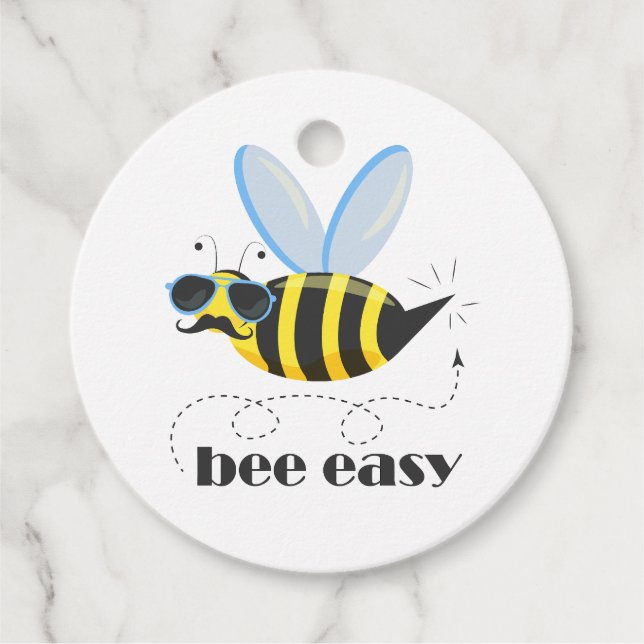 Bienenfigur mit Schnurrbart-Sonnenbrille Bee Easy Geschenkanhänger (Vorderseite)