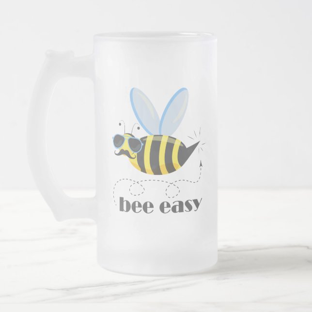 Bienenfigur mit Schnurrbart-Sonnenbrille Bee Easy Mattglas Bierglas (Links)