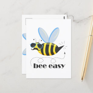 Bienenfigur mit Schnurrbart-Sonnenbrille Bee Easy Postkarte