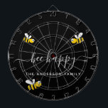 Bienenstöcke mit schwarzem Monogramm Dartscheibe<br><div class="desc">Mit fröhlichen,  lächelnden,  gelben und schwarzen Hummeln dekoriert. Ein schwarzer Hintergrund. Weiße Hand Schrift und der Text: Bee Happy. Personalisieren Sie Ihren Familiennamen und fügen Sie ihn hinzu.</div>