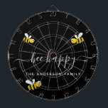 Bienenstöcke mit schwarzem Monogramm Dartscheibe<br><div class="desc">Mit fröhlichen,  lächelnden,  gelben und schwarzen Hummeln dekoriert. Ein schwarzer Hintergrund. Schrift mit weißem Buchstaben und Text: Bee Happy.  Personalisieren und fügen Sie Ihren Familiennamen hinzu.</div>