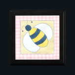 Bienentrio mit Blume Erinnerungskiste<br><div class="desc">Ein Trio Bienen befruchtet wunderschöne Blume in diesem phantastischen Werk von Megan Meagher. Dieser getäfelte Druck hat einen rosa karierten Tischrand. Bestelle noch heute!</div>