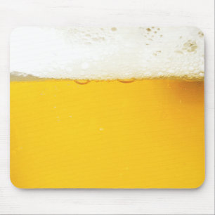 Bier, das Mousepad trinkt