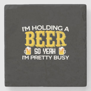 Bier Drinker Ich halte ein Bier zum Geburtstag. Steinuntersetzer