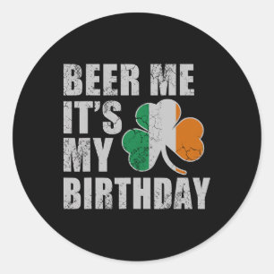 Bier für mich, es ist mein Geburtstag St. Patricks Runder Aufkleber
