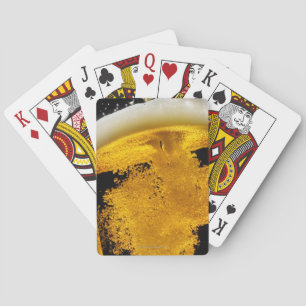 Bier gegossen in Glas Spielkarten