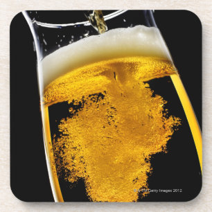 Bier gegossen in Glas, Studioschuß Untersetzer