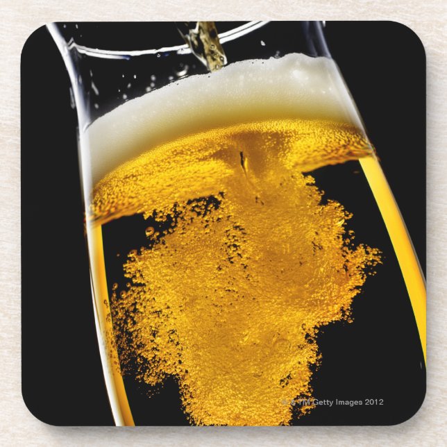 Bier gegossen in Glas, Studioschuß Untersetzer (Vorderseite)