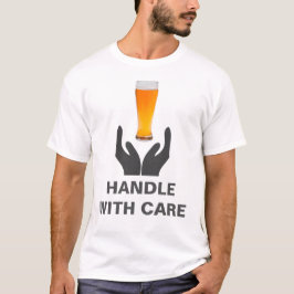 Bier-Glas-Handle mit vorsichtigem Weiß T-Shirt