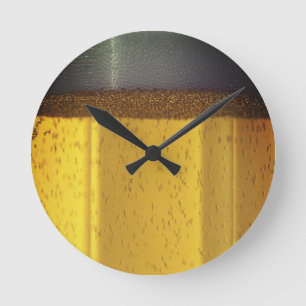 Bier-Tasse mit Bläschen und Schaumstoff Runde Wanduhr