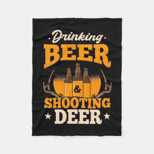 Bier trinken und Hirsch jagen Fleecedecke