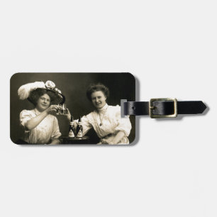 Bier-trinkende Freundinnen 1905 Gepäckanhänger