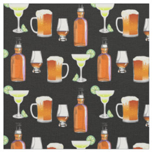 Bier Whiskey und Cocktails auf schwarz Stoff