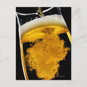 Bier wurde in Glas gegeben Postkarte
