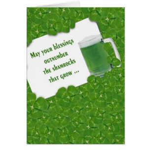 Bière verte irlandaise en Shamrock