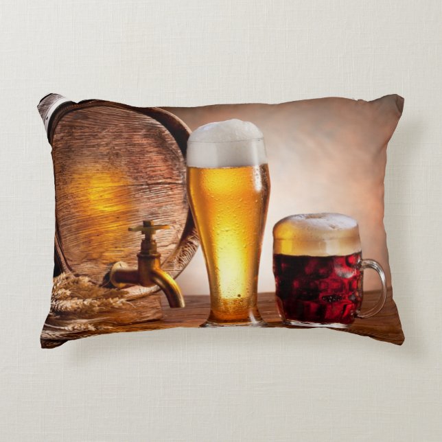 Bierfass mit Bierbrille auf einem Holztisch 2 Dekokissen (Vorderseite)