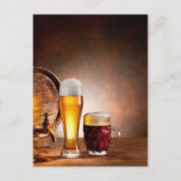 Bierfass mit Bierbrille auf einem Holztisch 2