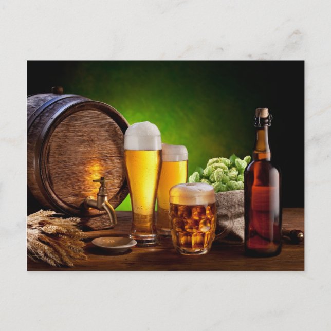 Bierfass mit Bierbrille auf einem Holztisch Postkarte (Vorderseite)