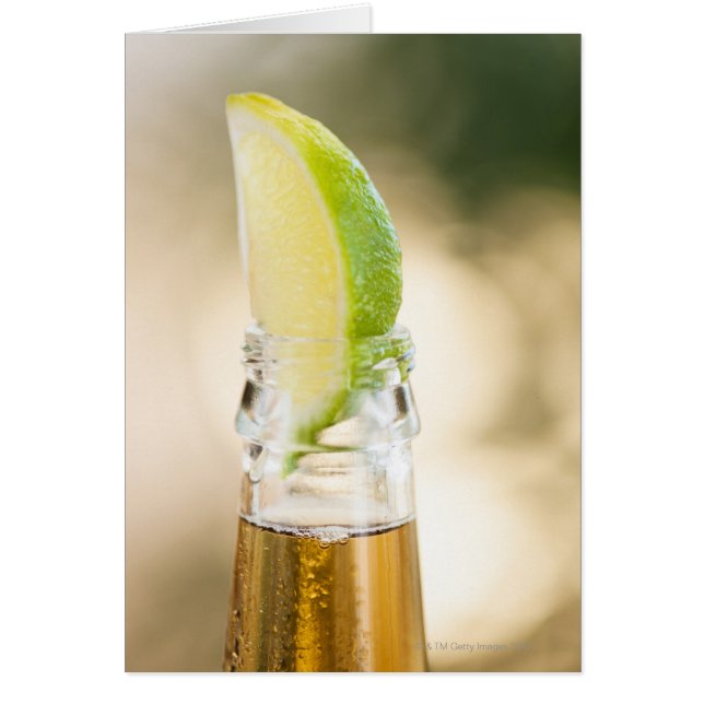 Bierflasche mit Limonem Keil (Vorne)