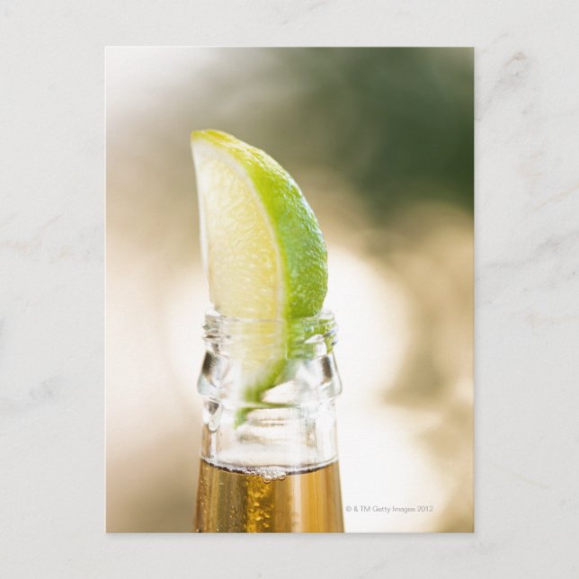 Bierflasche mit Limonem Keil Postkarte (Vorderseite)