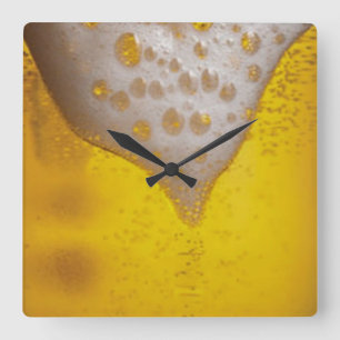 Bierglas mit Bläschen und Schaumstoff Quadratische Wanduhr