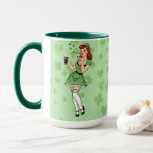 Bierliebendes irisches Pin-Up-Girl Tasse