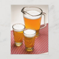 Bierpitcher und zwei mit Bier gefüllte Brillen
