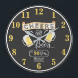 Biersorten bis 90 Jahre Geburtstag Große Wanduhr<br><div class="desc">Feiern Sie Ihren 90. Geburtstag stilvoll mit diesem rustikalen "Cheers and Bers" Vintages Barroom-Design.  Composite Design von Holiday Hearts Designs (Rechte vorbehalten).</div>