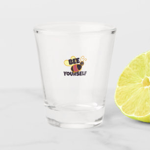 Bieten Sie sich selbst Schnapsglas