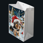 Biewer Terrier Dog Winter Wonderland Christmas Joy Mittlere Geschenktüte<br><div class="desc">Dieses festliche Design spiegelt den fröhlichen Geist der Urlaubssaison wider und besticht durch ein hübsches Jungtier mit einer Weihnachtsmannmütze. Der Hund ist eingebettet in ein winterliches Wunderland, mit einem Schneemann, einem dekorierten Weihnachtsbaum und wunderschön verpackten Geschenken. Schneeflocken fallen sanft ab und geben der Szene eine magische Touch, während die lebhaften...</div>
