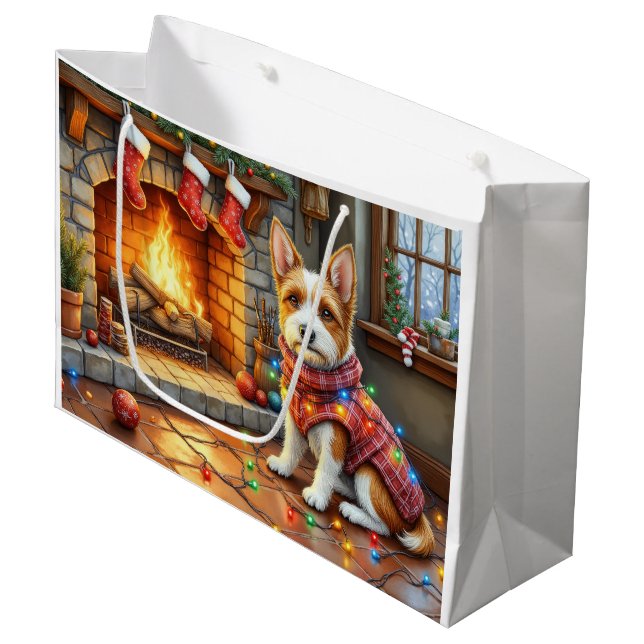 Biewer Terrier Fireplace with Christmas Lights Große Geschenktüte (Vorderseite Schrägansicht)
