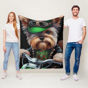 Biewer Terrier Hund fährt Fahrrad St. Patrick's Da Fleecedecke