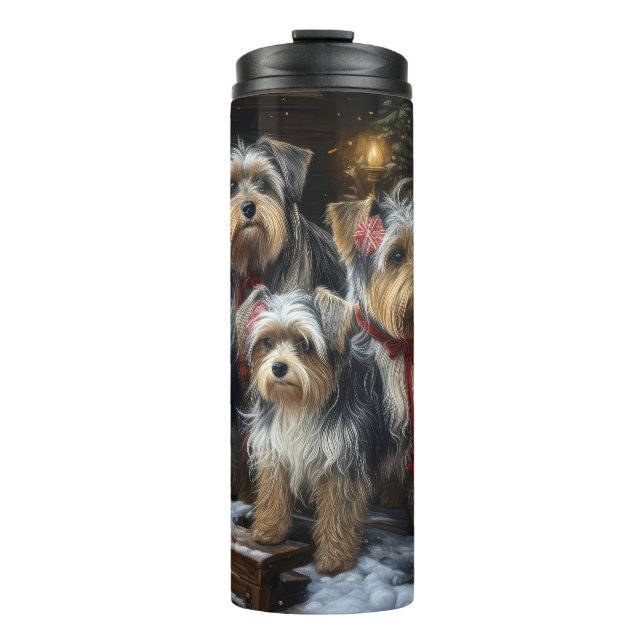 Biewer Terrier Snowy Sleigh Weihnachtsdekor Thermosbecher (Vorderseite)