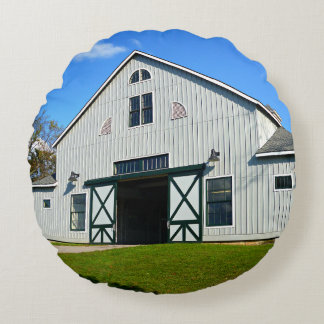 Big Barn with Blue Skies Rundes Kissen