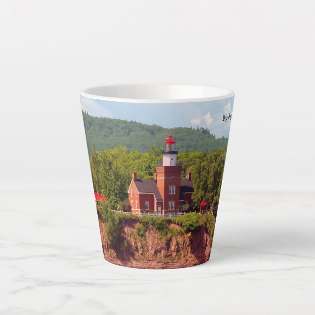 Big Bay Lighthouse aus Wasser Latte Tasse (Vorderseite)
