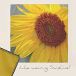 Big Bright Bold Sunlit Sunflower Blues Chiffon Schal<br><div class="desc">Sie trägt ihren eigenen Sonnenschein überall dort,  wo sie in diesem großen,  hellgelben,  sonnenbeleuchteten Chiffonschal hingeht. Die sonnige,  gelbe und tiefer orange-braune Blume ist eine sommerliche Blumenmodededeklaration und ein Gärtnertraum. Das ist die originelle Naturfotografie von JLW_FOTOGRAFIE</div>