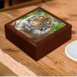 Big Cat Sumatran Tiger Foto Erinnerungskiste<br><div class="desc">In dieser hölzernen Geschenkboxen können Sie Schmuck,  Schmuck und andere kleine Pfannkuchen in der Keramik aufbewahren,  die das Foto eines großen,  wunderschönen Tiger aus Sumatran,  einer bedrohten Tierart,  darstellt. Wählen Sie Ihre Geschenkboxen und Farbe.</div>