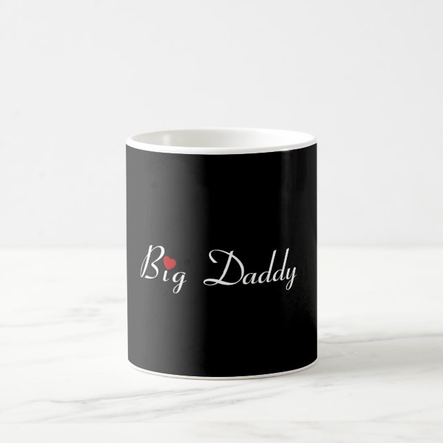 Big Daddy avec une tasse de Red Heart (Centre)