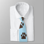 Big Dog Paw druckt Novelty Dog Lover's Neck Tie Krawatte<br><div class="desc">Dieser Hundepflaster druckt Krawatte im Halsband und macht Hundedads zu einem tollen Geschenk! Große braune Pfoten drucken auf blau. Macht ein niedliches Geschenk für den Vatertag oder nur zum Spaß für Hundefreunde.</div>