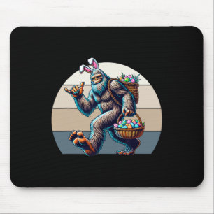 Big Foot mit sonnigen Ohren, die einen Bysket aus Mousepad
