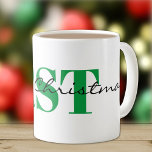 Big Green Monogram und Frohe Weihnachts Classic Kaffeetasse<br><div class="desc">"Frohe Weihnachten" in einem modernen, eleganten Drehbuch und drei großen Monogramm-Initialen in Grün dekorieren diese kühnen 11oz Tasse. Große Kapazität für warme oder kalte Getränke. Ändern Sie die Initialen einfach mithilfe der bereitgestellten Vorlage. Großer Raum für hyphenisierte Initialen. Auch in 15oz und anderen Tasse-Stilen erhältlich. Weitere Informationen finden Sie unter...</div>