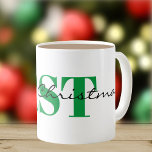 Big Green Monogram und Frohe Weihnachts Classic Kaffeetasse<br><div class="desc">"Frohe Weihnachten" in einem modernen, eleganten Drehbuch und drei großen Monogramm-Initialen in Grün dekorieren diese kühnen 11oz Tasse. Große Kapazität für warme oder kalte Getränke. Ändern Sie die Initialen einfach mithilfe der bereitgestellten Vorlage. Großer Raum für hyphenisierte Initialen. Auch in 15oz und anderen Tasse-Stilen erhältlich. Weitere Informationen finden Sie unter...</div>